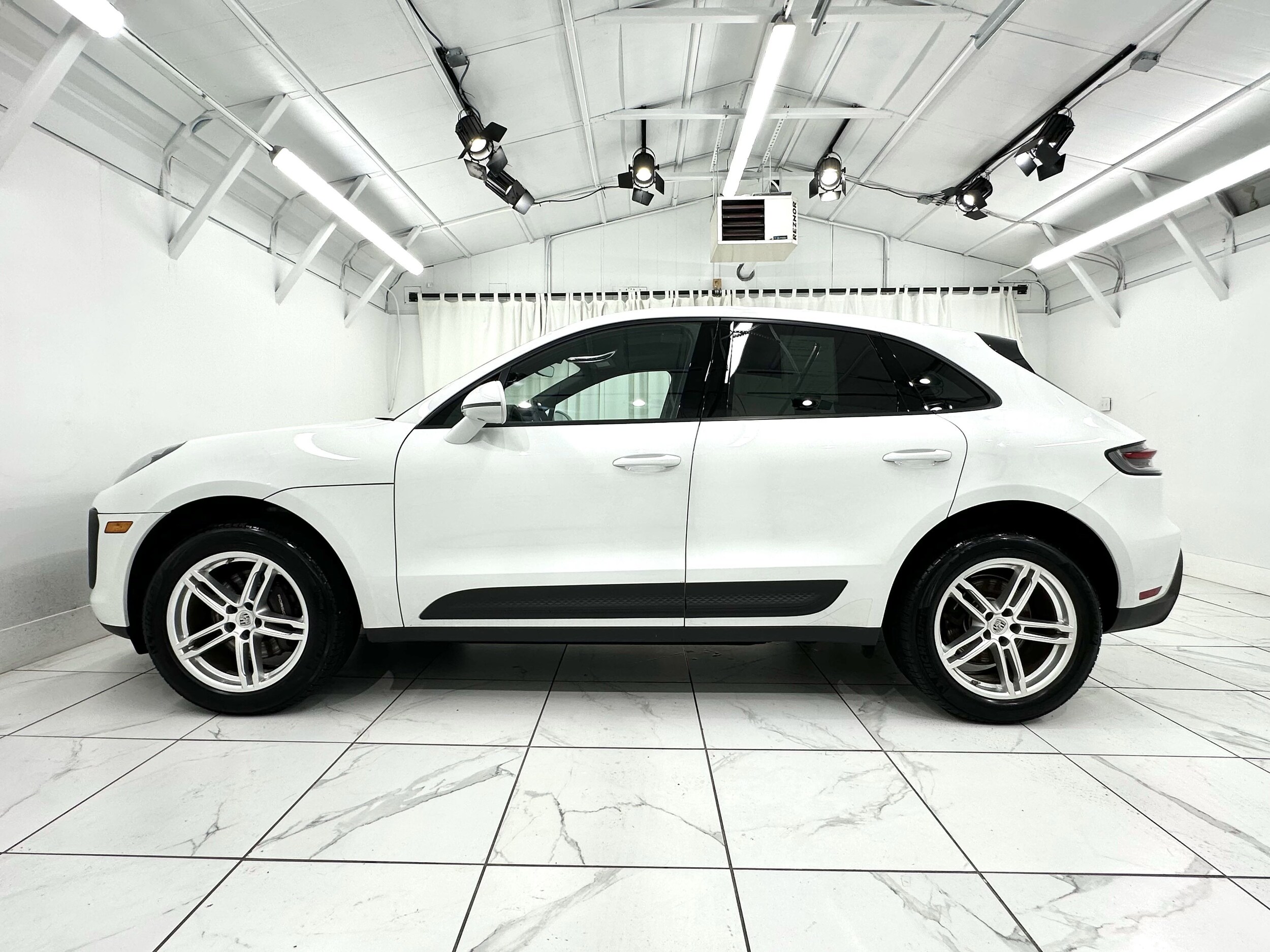 2024 Porsche Macan Base photo 2