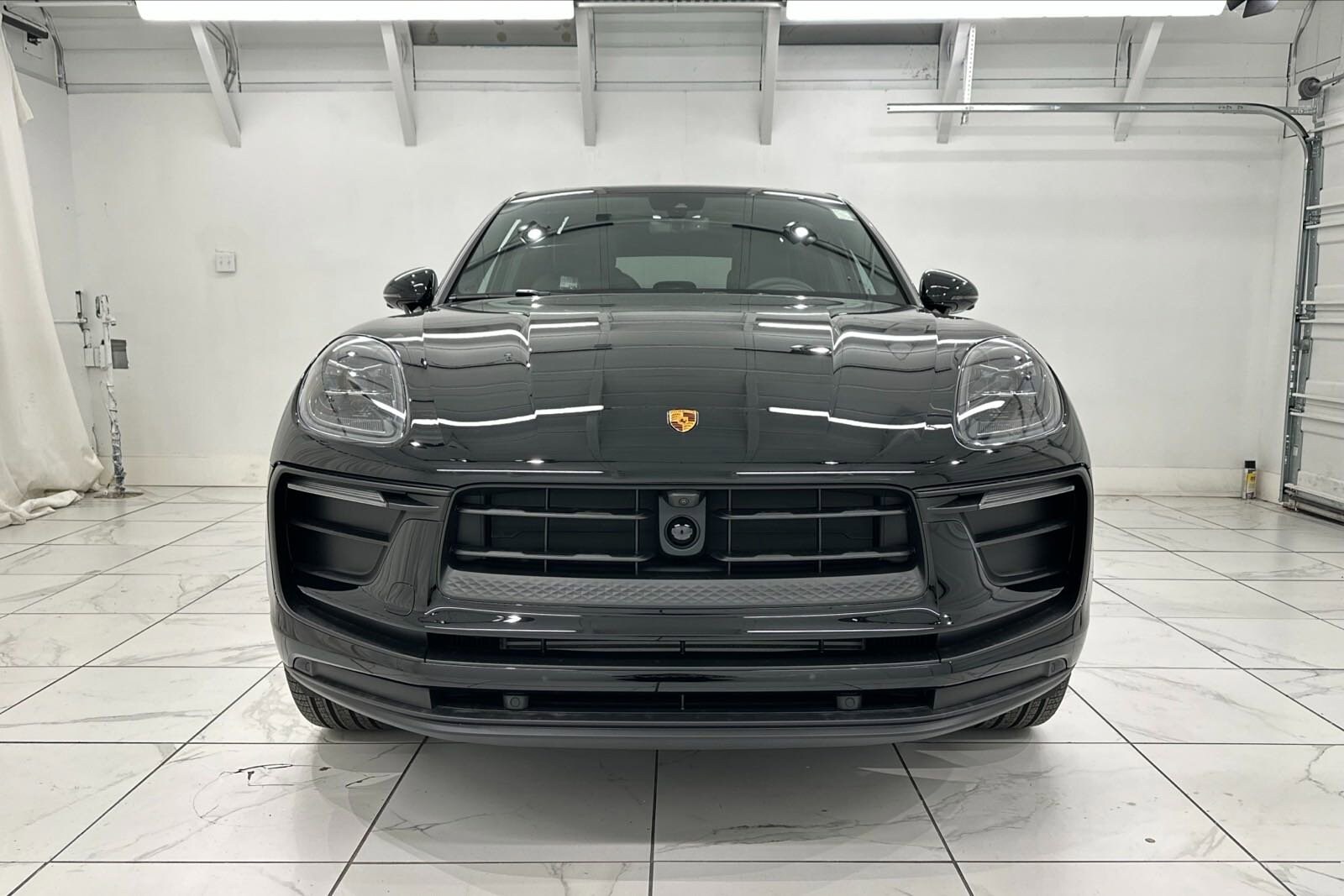 2025 Porsche Macan Base photo 3
