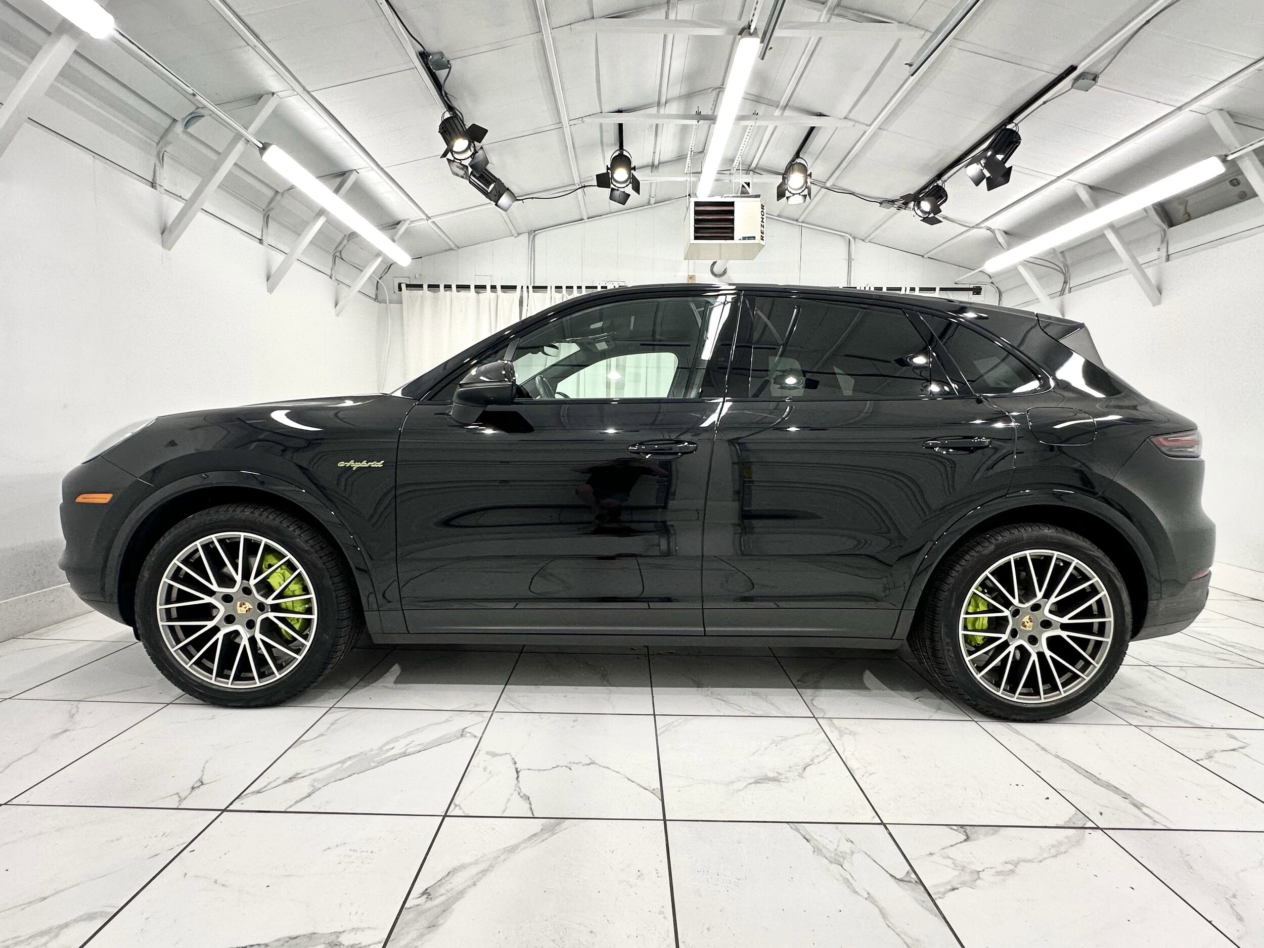 2023 Porsche Cayenne Platinum Edition E-Hybrid photo 2