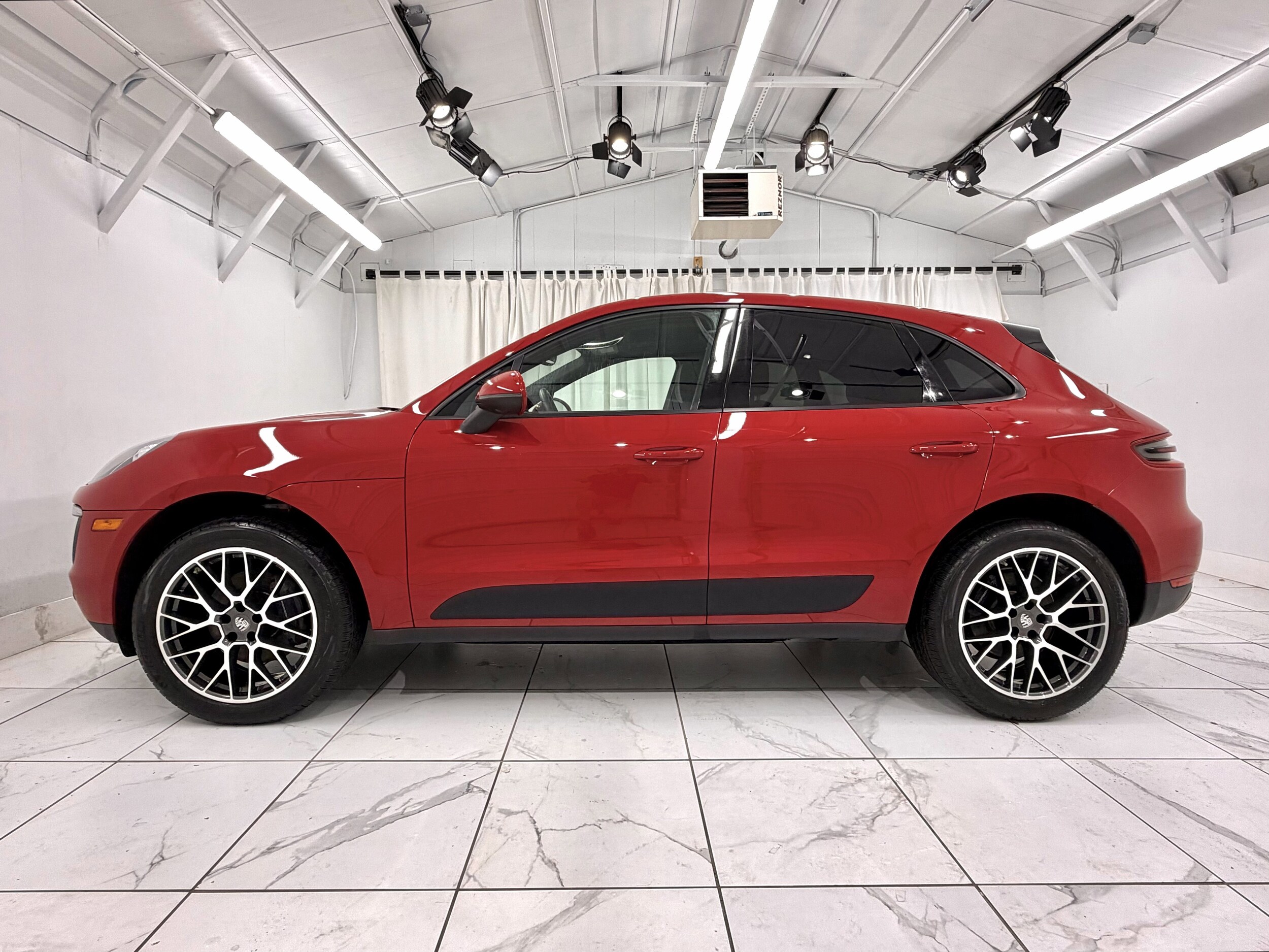 2017 Porsche Macan photo 2