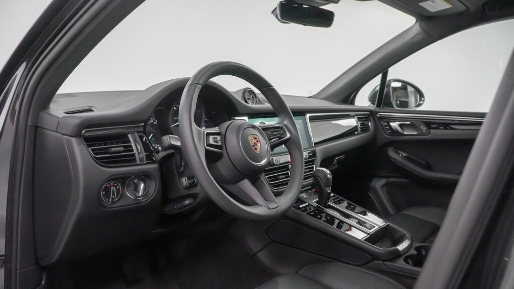 2025 Porsche Macan Base photo 4