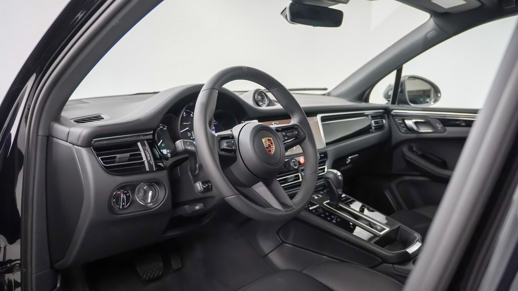 2025 Porsche Macan T photo 3