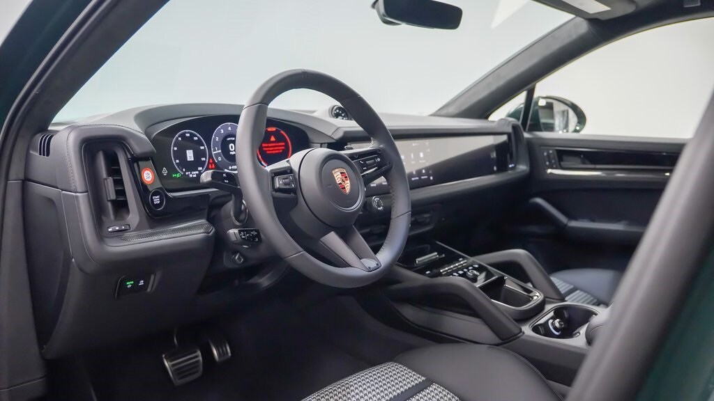 2025 Porsche Cayenne Coupe GTS photo 4
