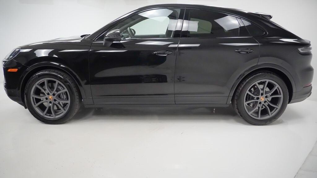 2025 Porsche Cayenne Coupe photo 2