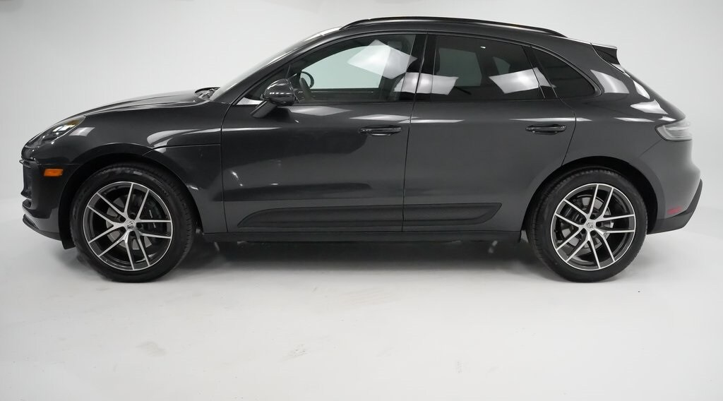 2025 Porsche Macan Base photo 2