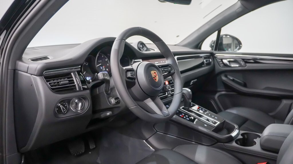 2026 Porsche Macan Base photo 4