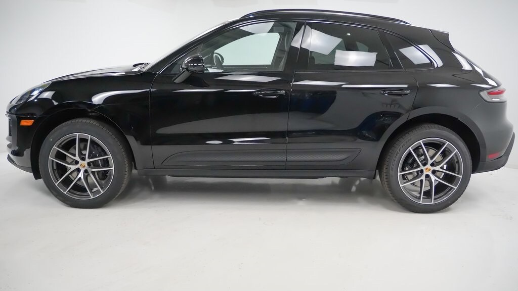 2026 Porsche Macan Base photo 2