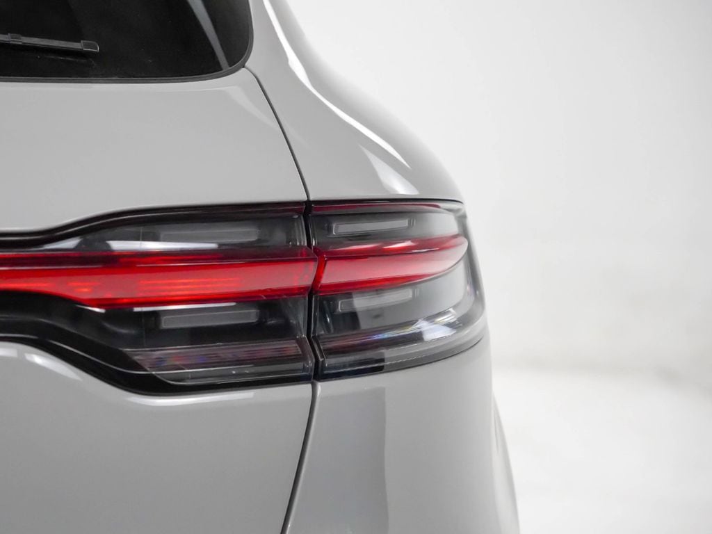 2026 Porsche Macan - Photo 12