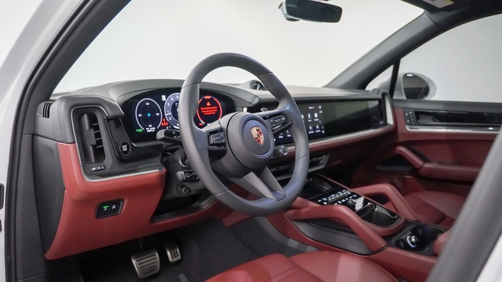 2025 Porsche Cayenne S photo 4