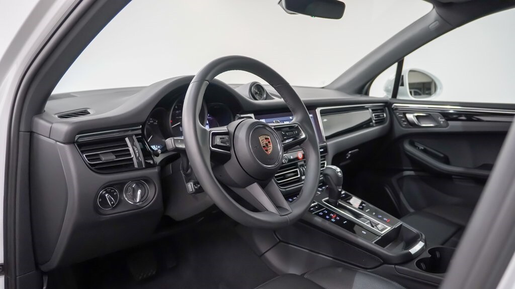 2025 Porsche Macan Base photo 3