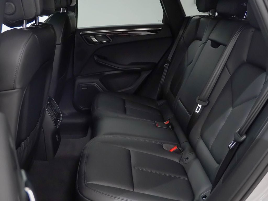2026 Porsche Macan - Photo 31