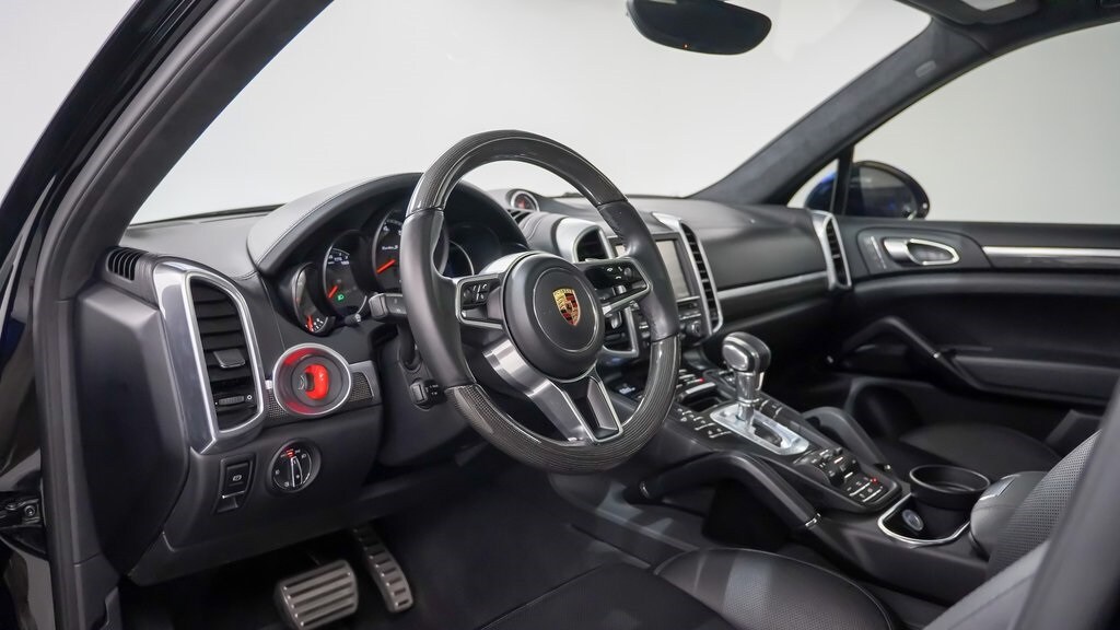2016 Porsche Cayenne Turbo S photo 2