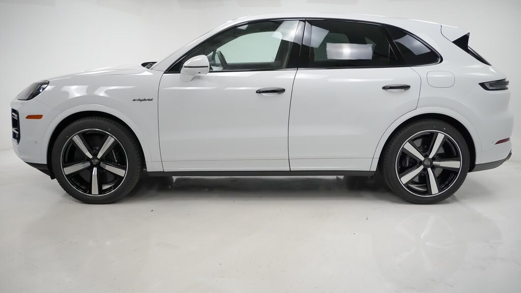2026 Porsche Cayenne E-Hybrid Turbo photo 2