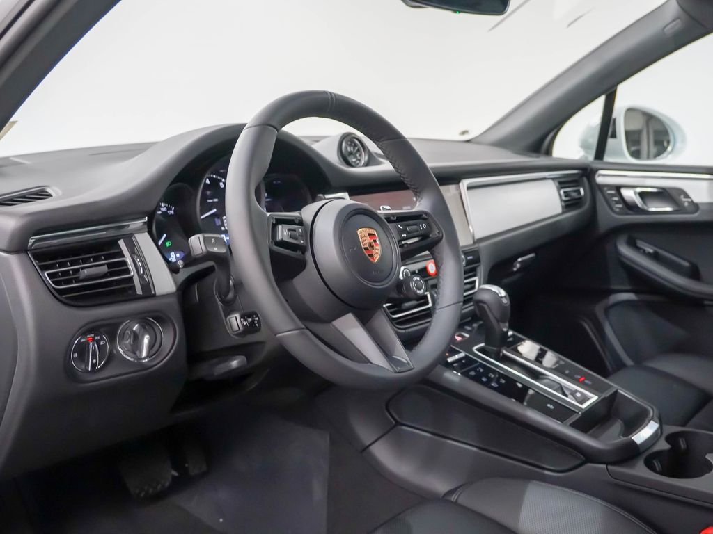 2026 Porsche Macan Base - Photo 4