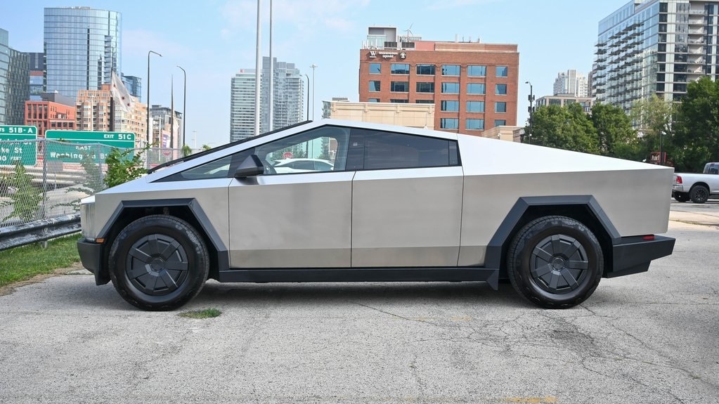Used 2024 Tesla Cybertruck Base with VIN 7G2CEHED7RA050590 for sale in Chicago, IL