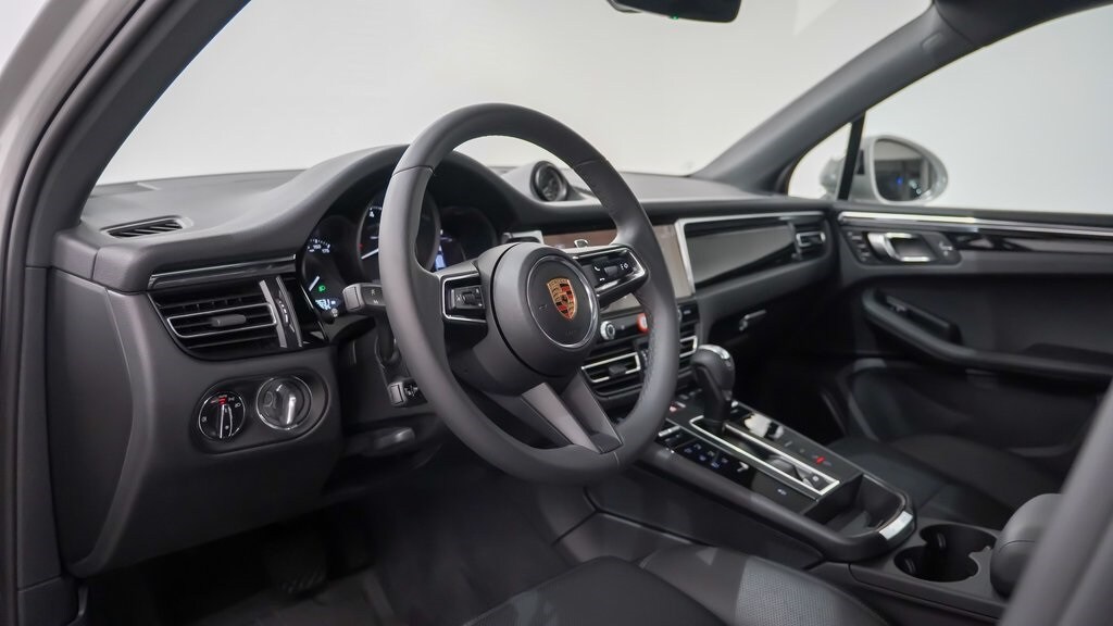 2025 Porsche Macan Base photo 4