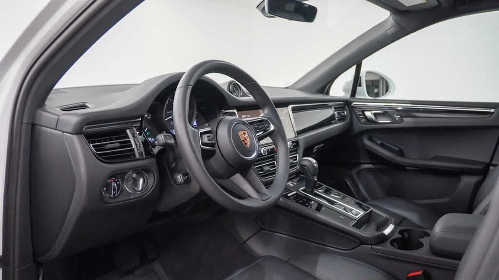 2025 Porsche Macan Base photo 3