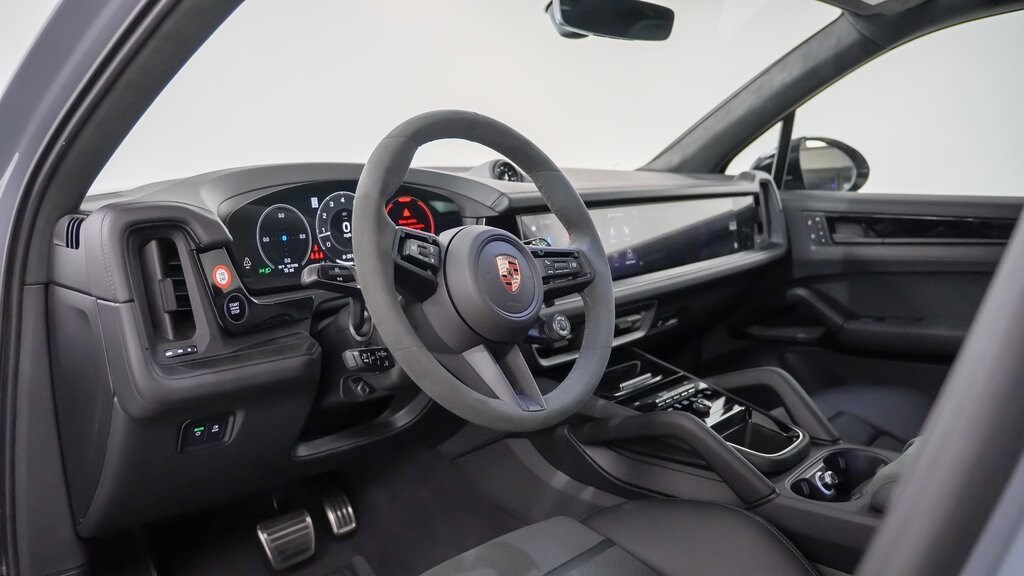 2026 Porsche Cayenne GTS photo 2