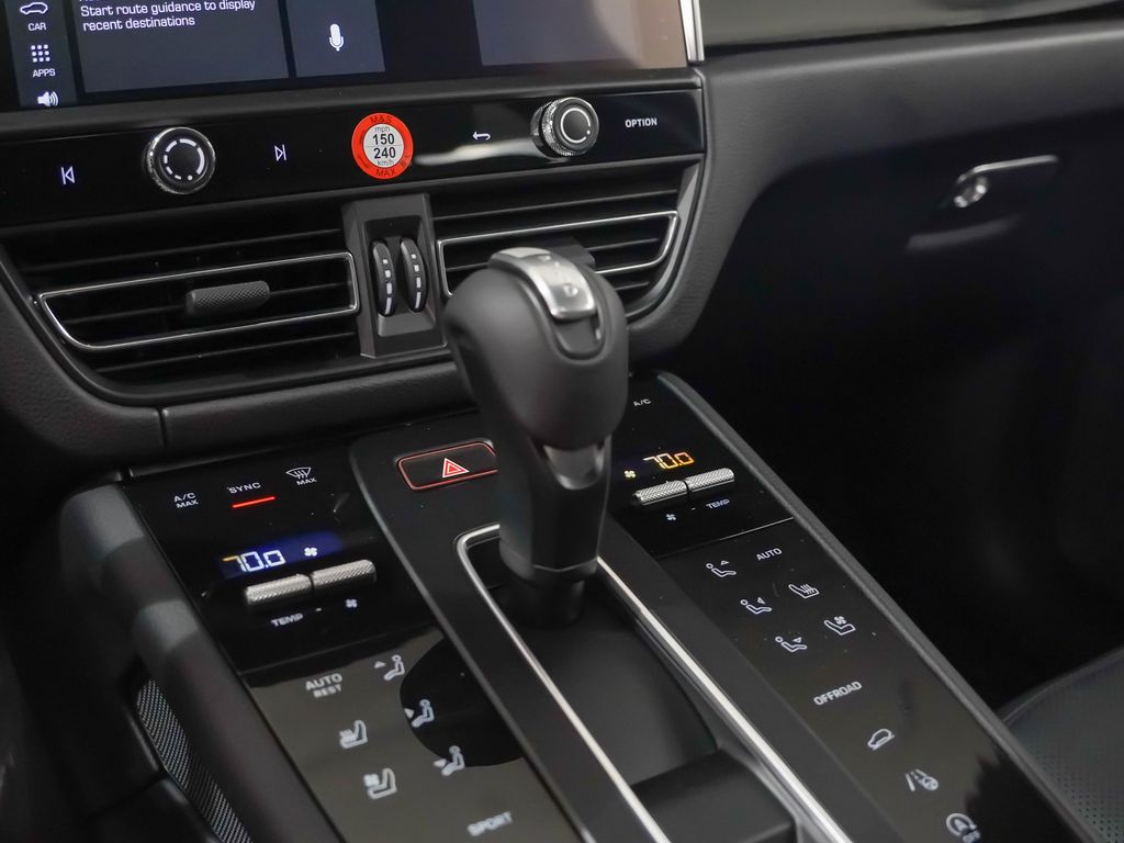 2026 Porsche Macan - Photo 13