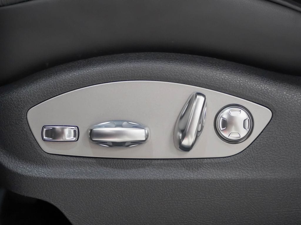 2026 Porsche Macan - Photo 16