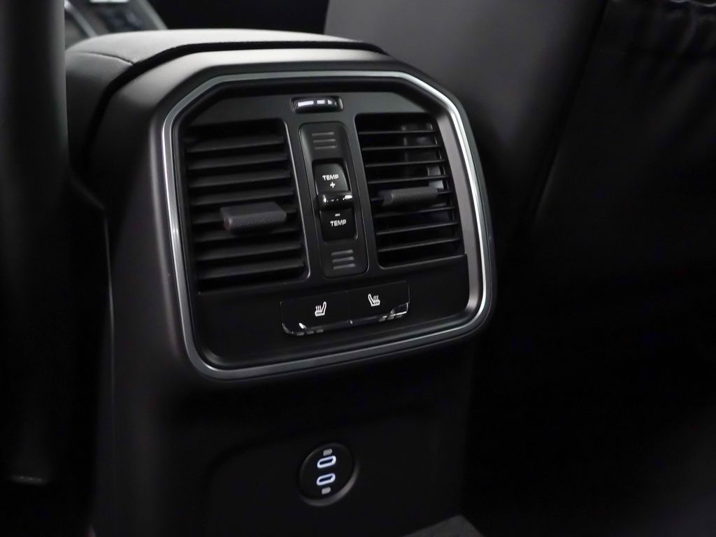 2026 Porsche Macan - Photo 33