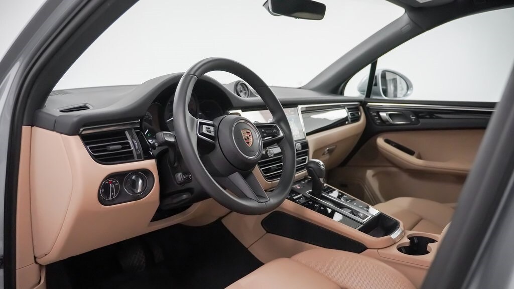 2025 Porsche Macan Base photo 4
