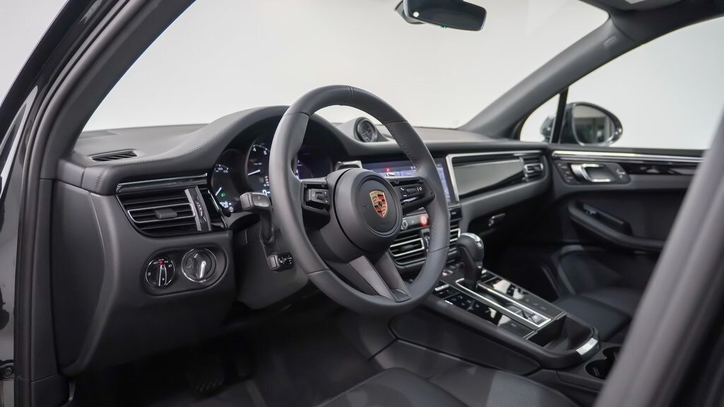 2025 Porsche Macan Base photo 2