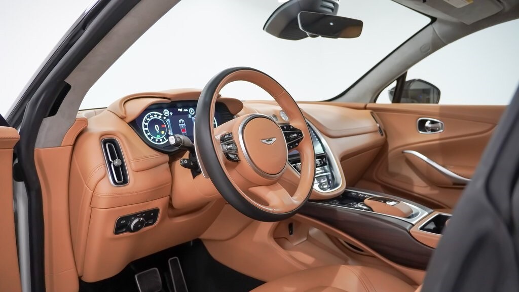 2021 Aston Martin DBX photo 4