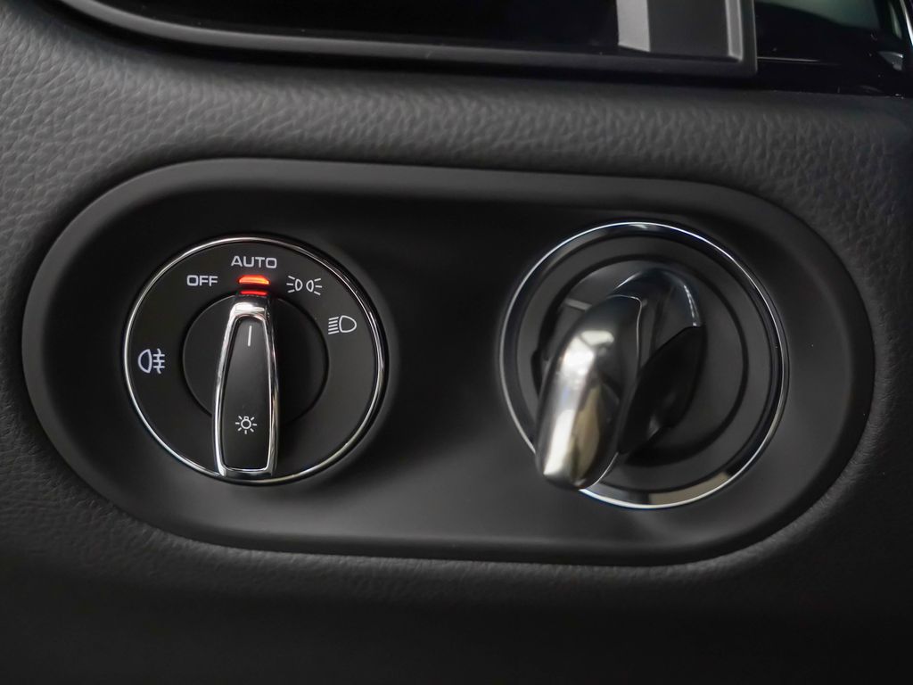 2026 Porsche Macan - Photo 17