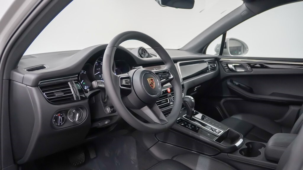 2026 Porsche Macan Base photo 4