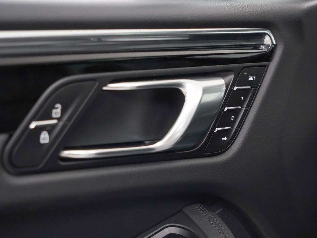 2026 Porsche Macan - Photo 14