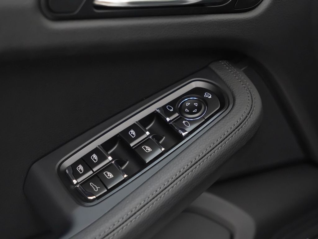 2026 Porsche Macan - Photo 15