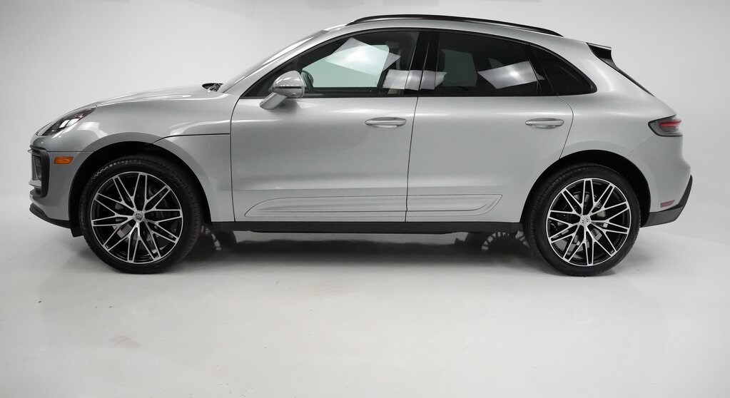 2025 Porsche Macan Base photo 2