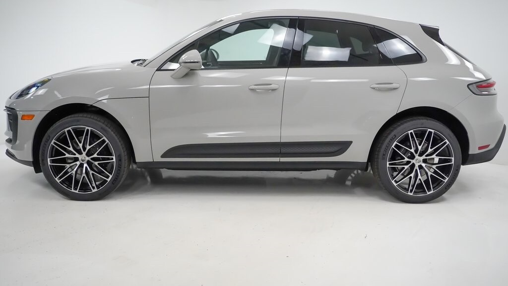 2026 Porsche Macan Base photo 2