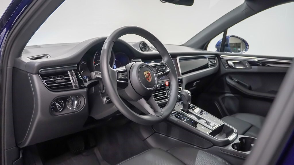 2025 Porsche Macan T photo 4
