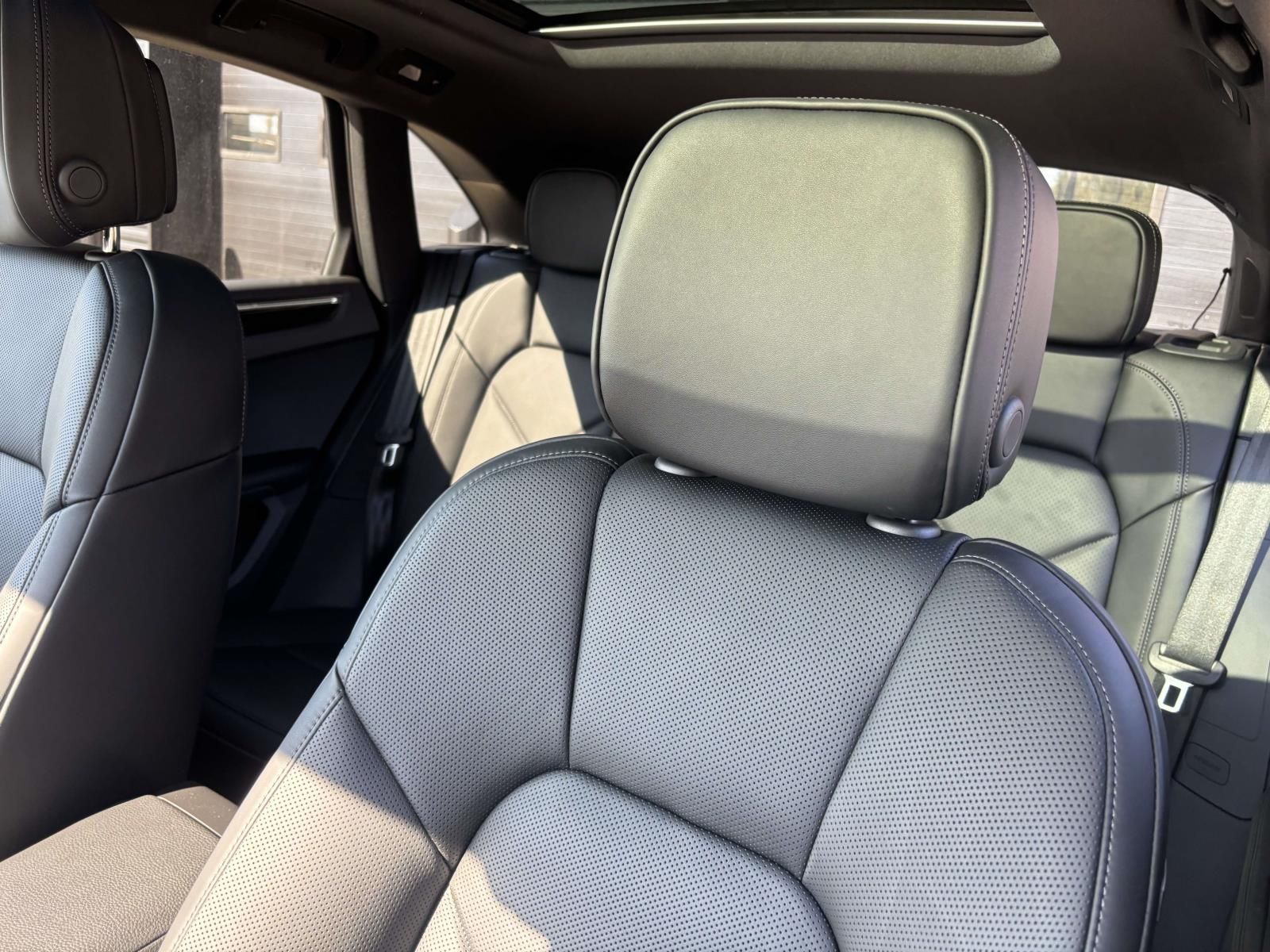 2026 Porsche Macan Base - Photo 16