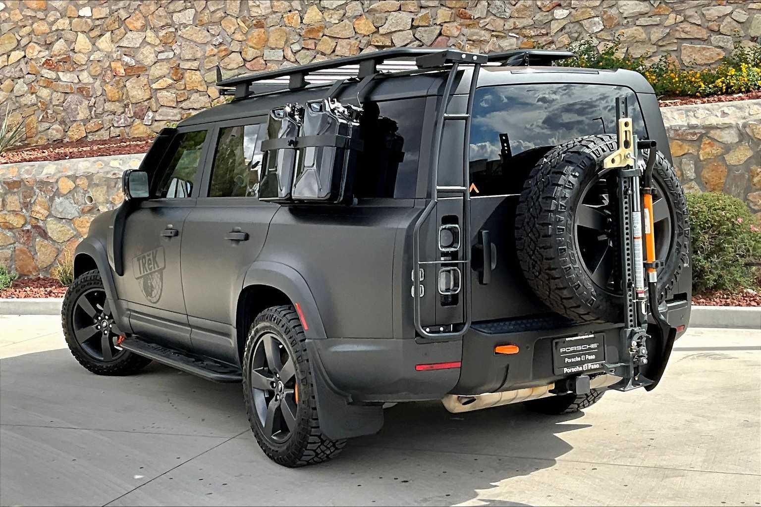 2023 Land Rover Defender SE photo 2