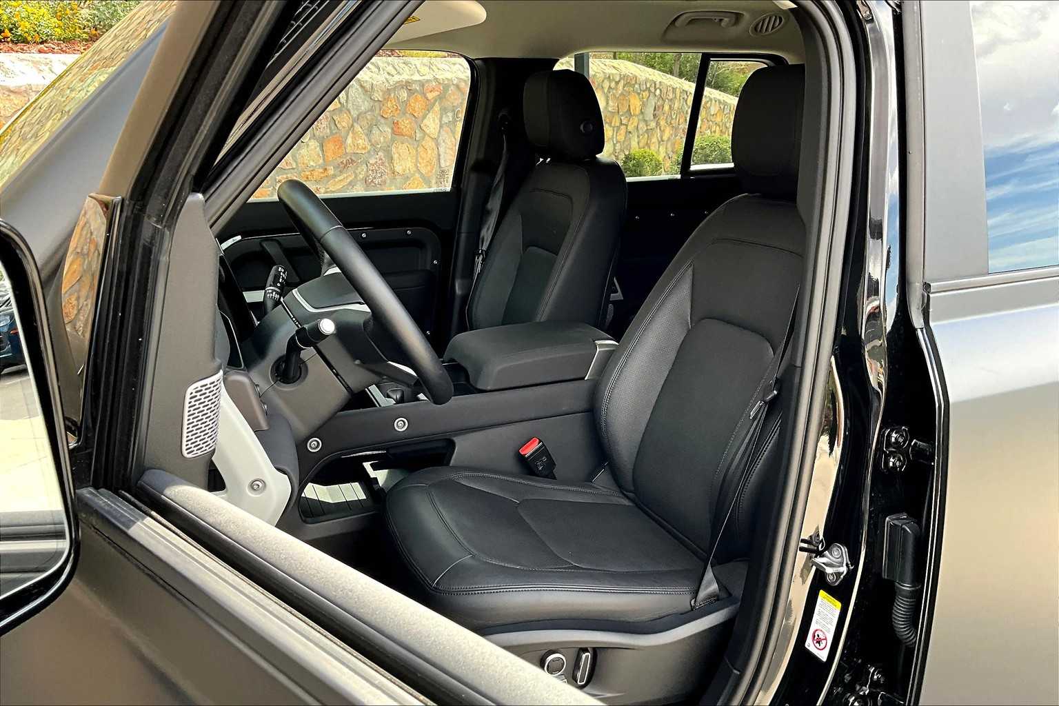 2023 Land Rover Defender SE photo 4