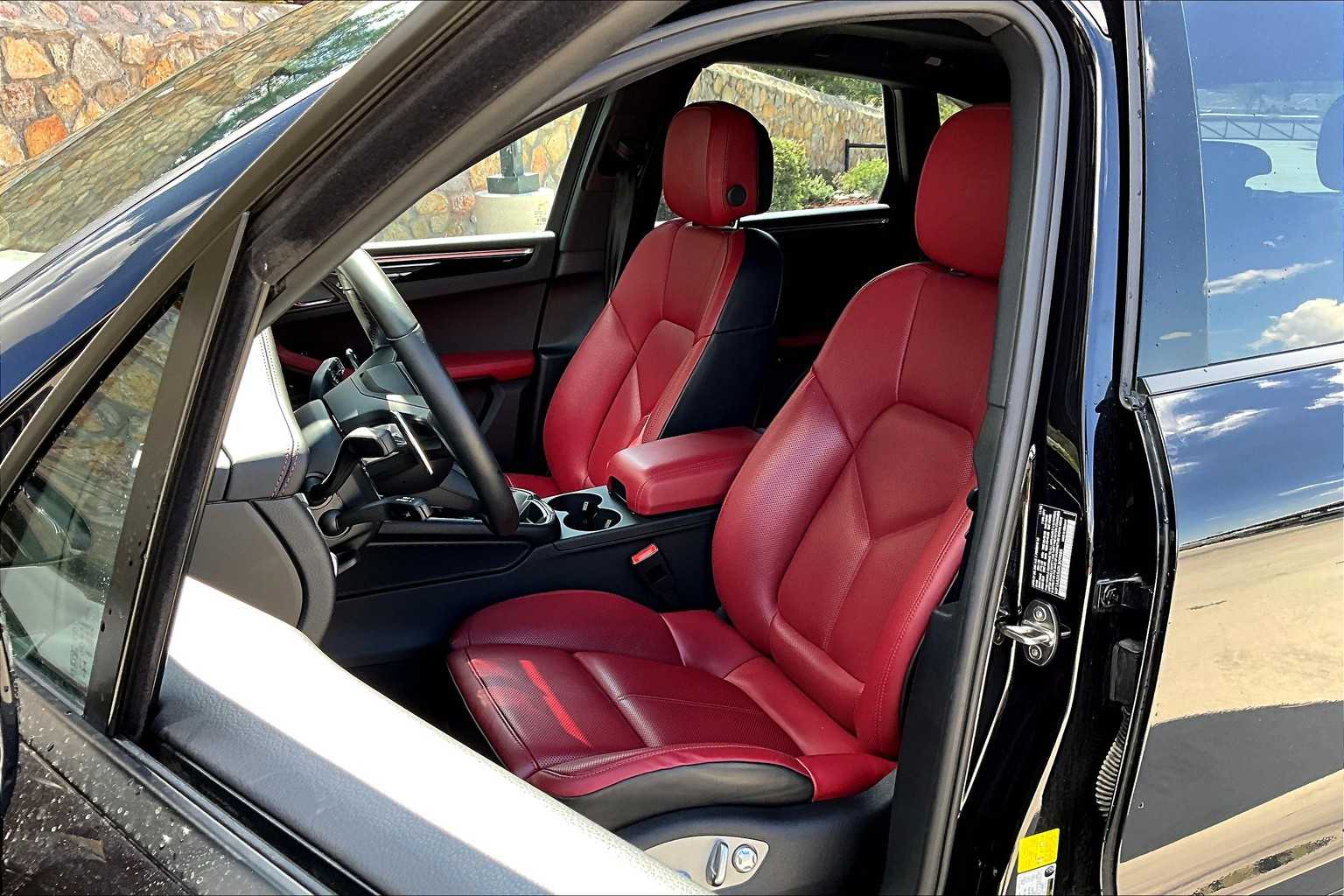 2024 Porsche Macan T photo 2