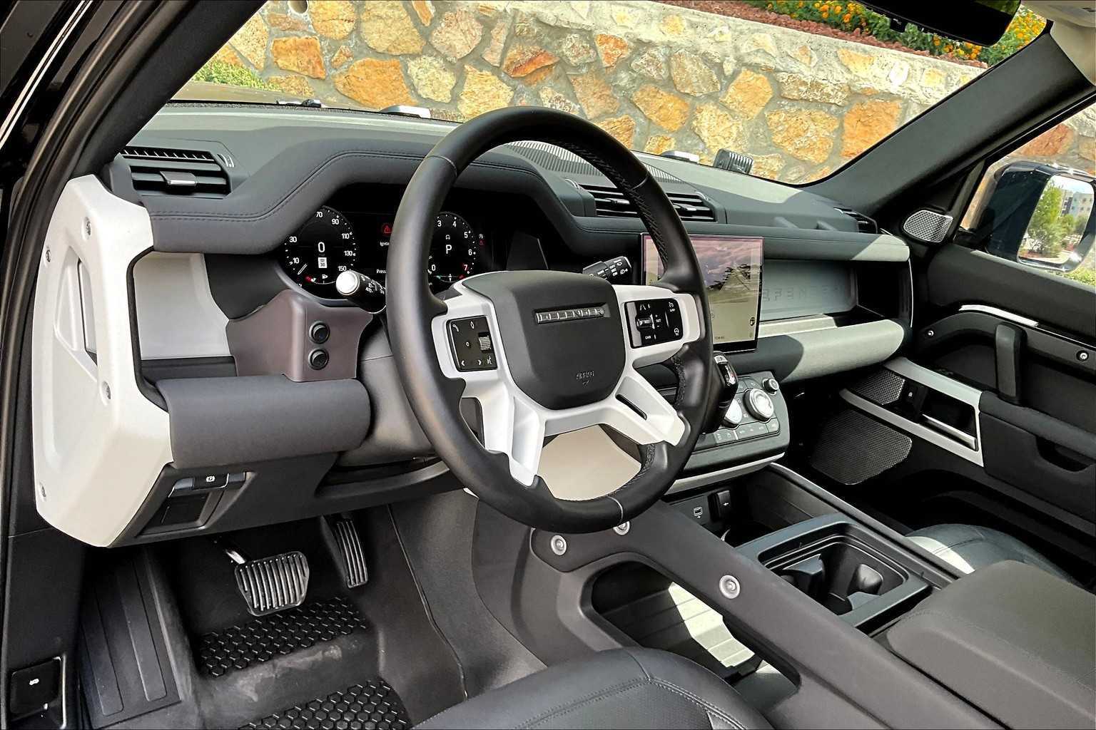 2023 Land Rover Defender SE photo 3