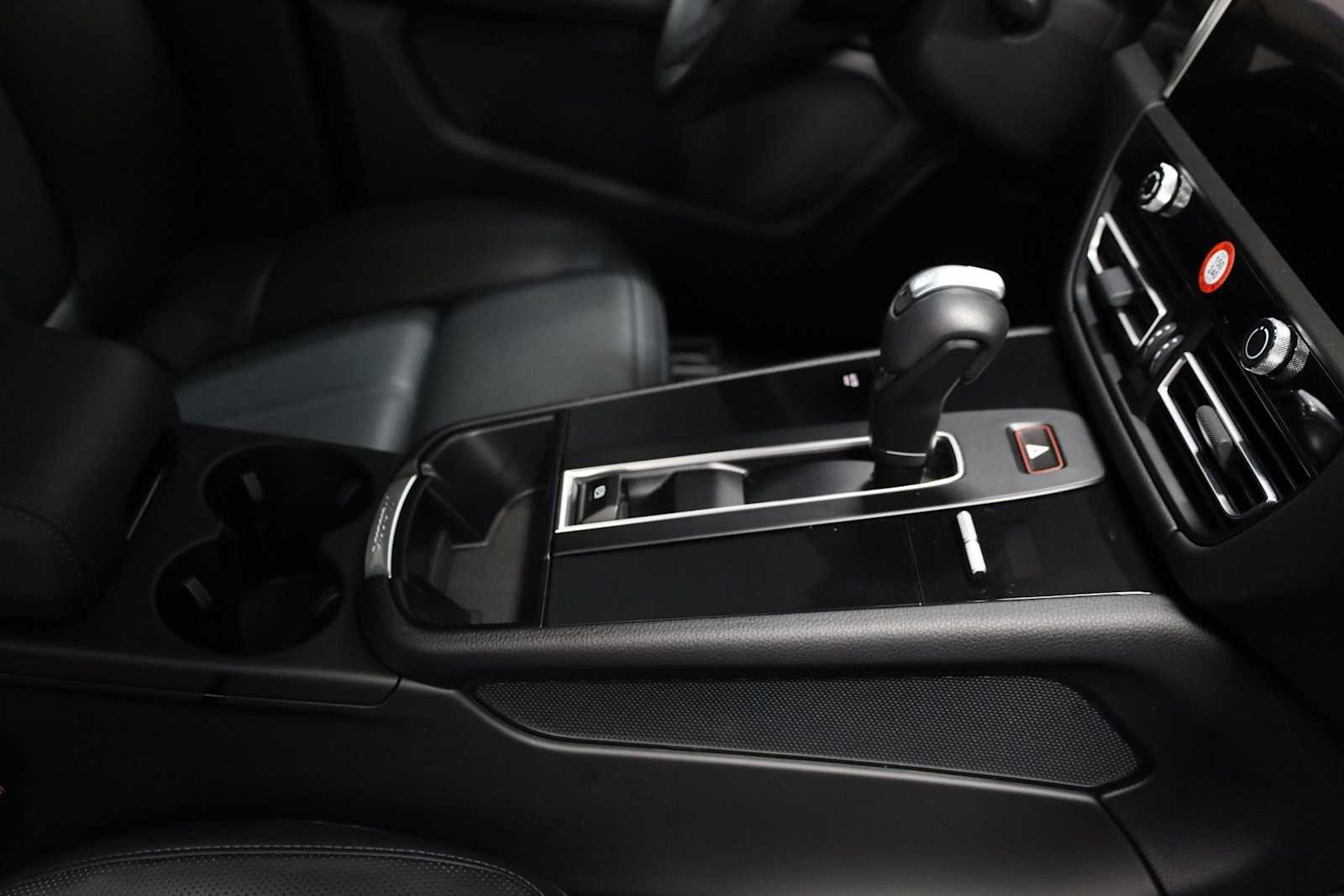 Thumbnail: 2025 Porsche Macan - 21