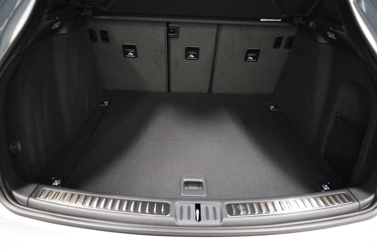 Thumbnail: 2026 Porsche Macan - 41