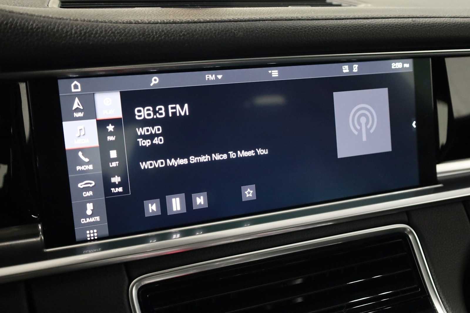 Thumbnail: 2018 Porsche Panamera - 31