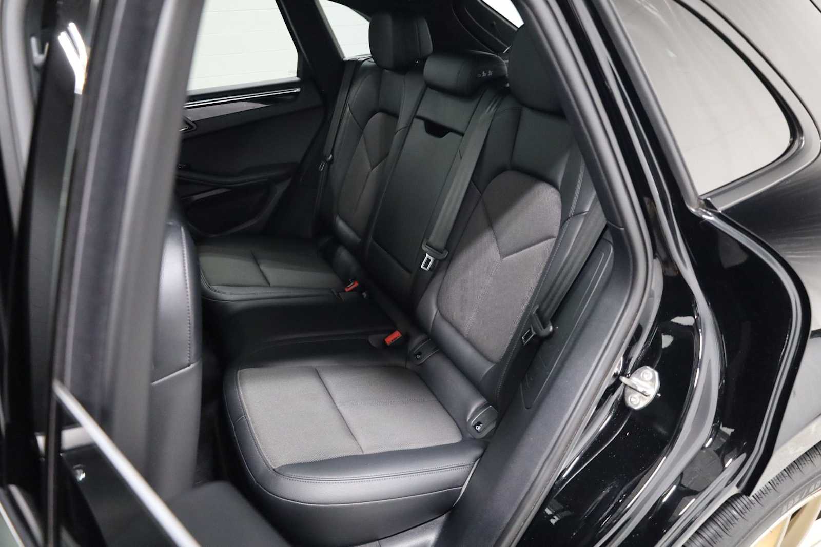 Thumbnail: 2023 Porsche Macan - 36