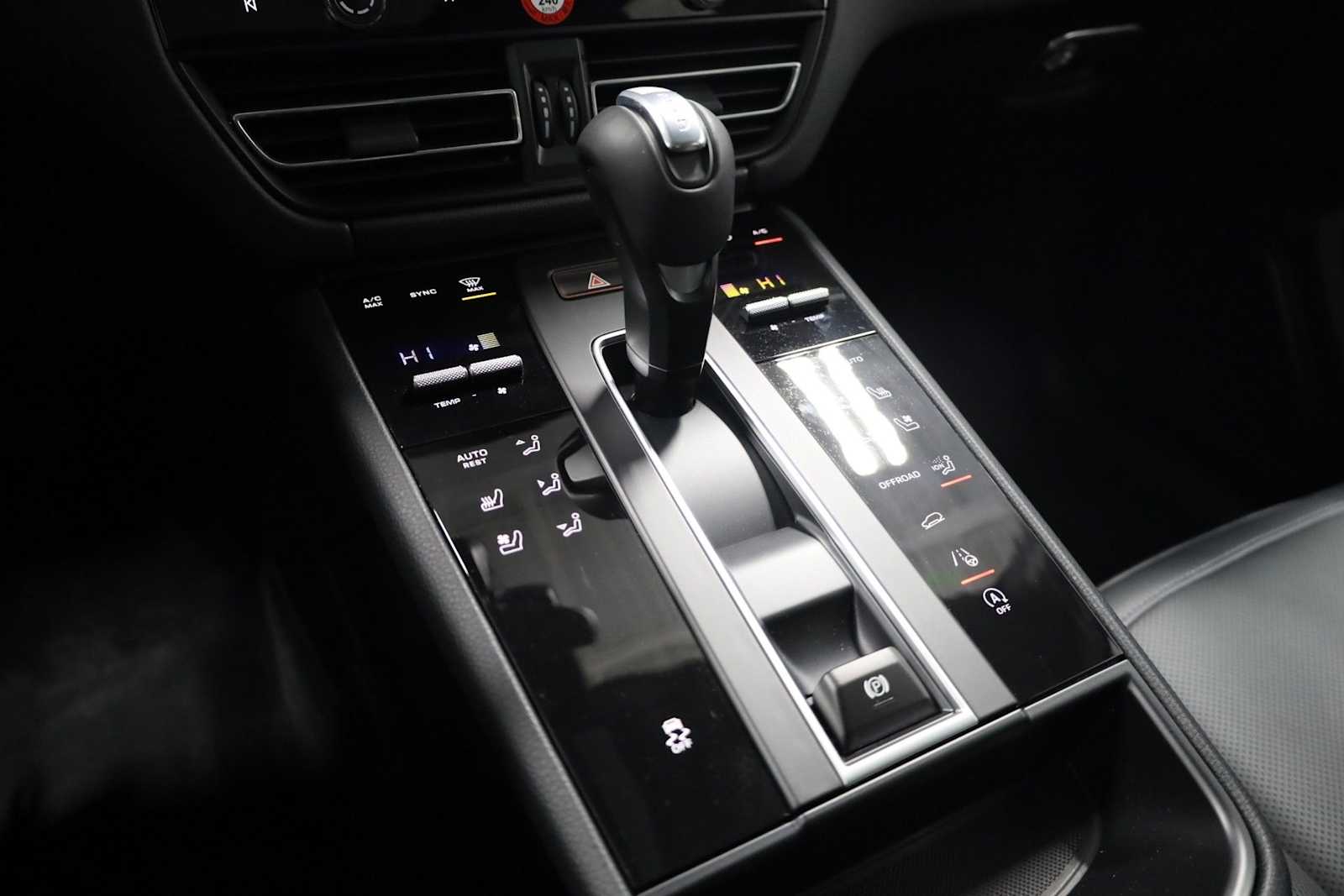 Thumbnail: 2026 Porsche Macan - 29