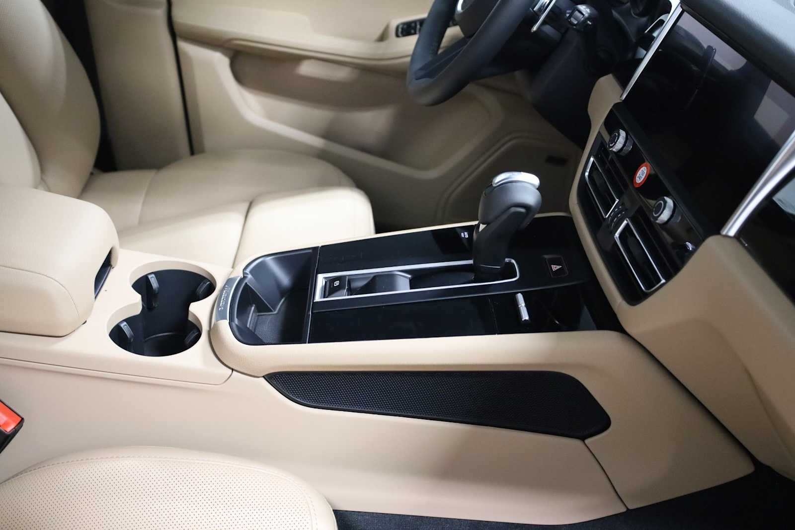 Thumbnail: 2026 Porsche Macan - 21