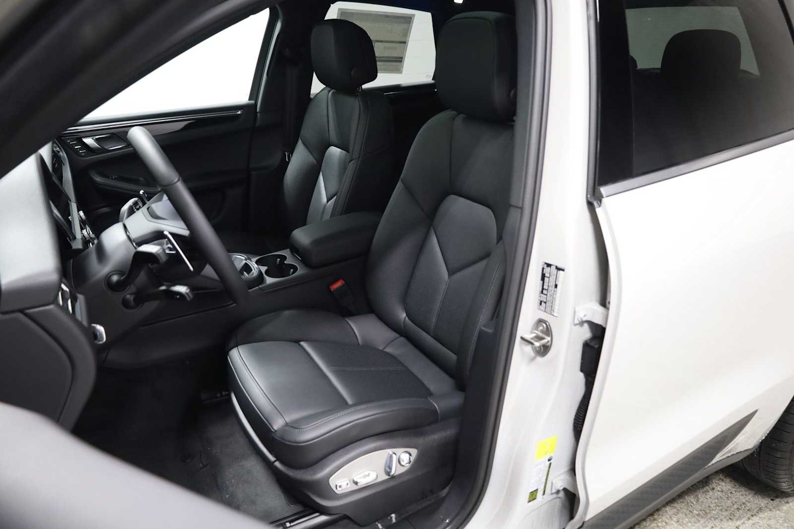 Thumbnail: 2026 Porsche Macan - 5