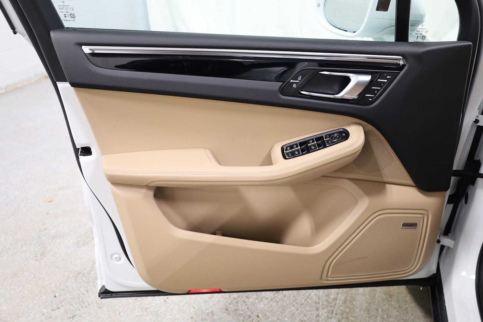 Thumbnail: 2026 Porsche Macan - 16