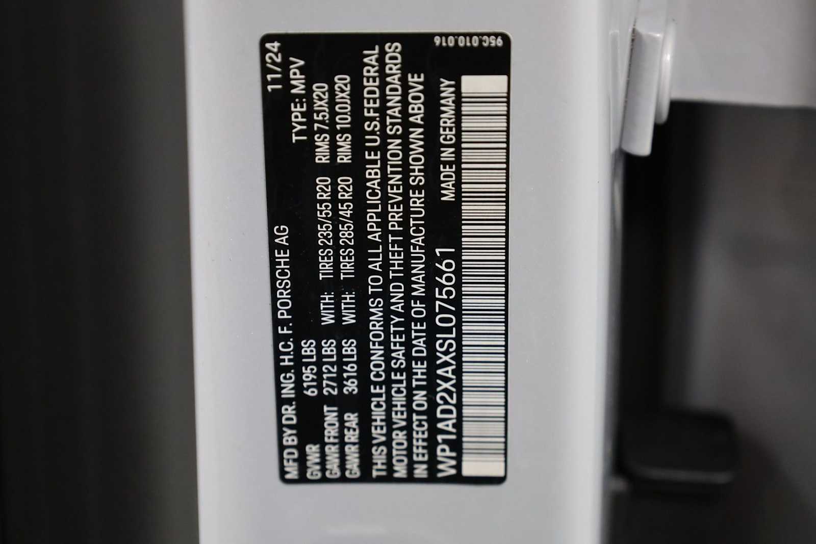 Thumbnail: 2025 Porsche Macan - 43