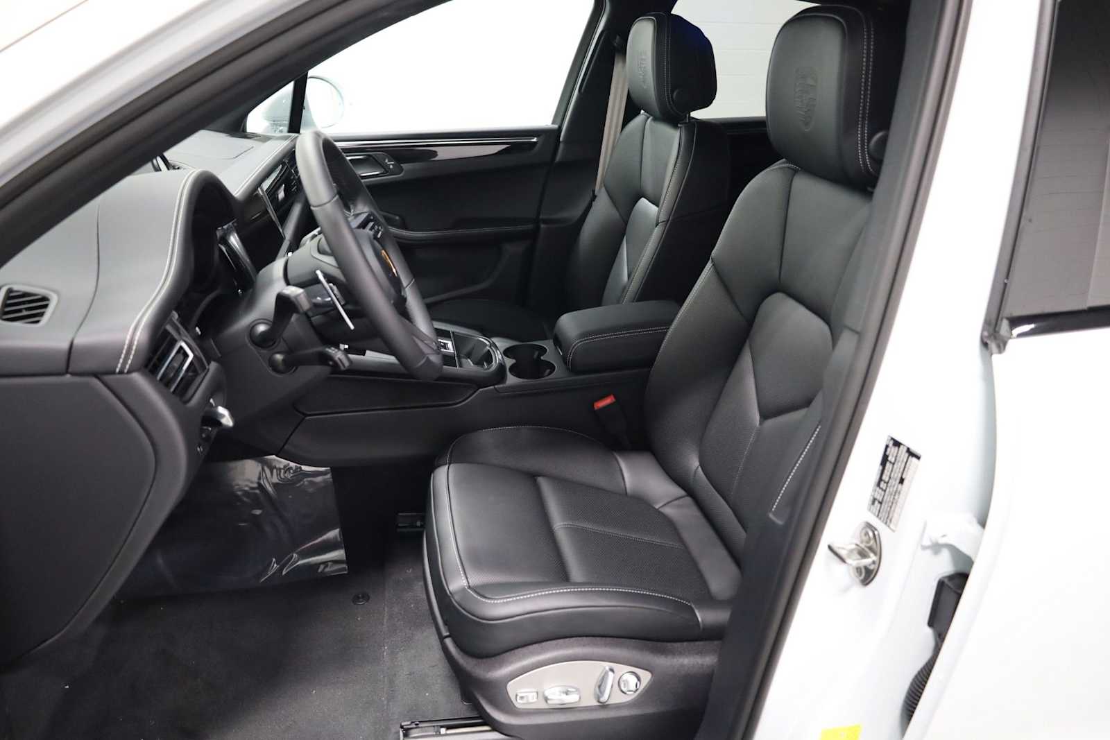 Thumbnail: 2026 Porsche Macan - 5